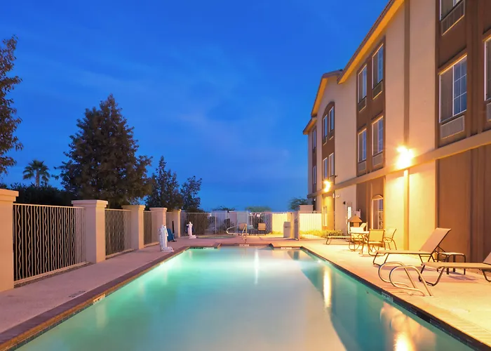 Express & By Ihg Hotel 3*